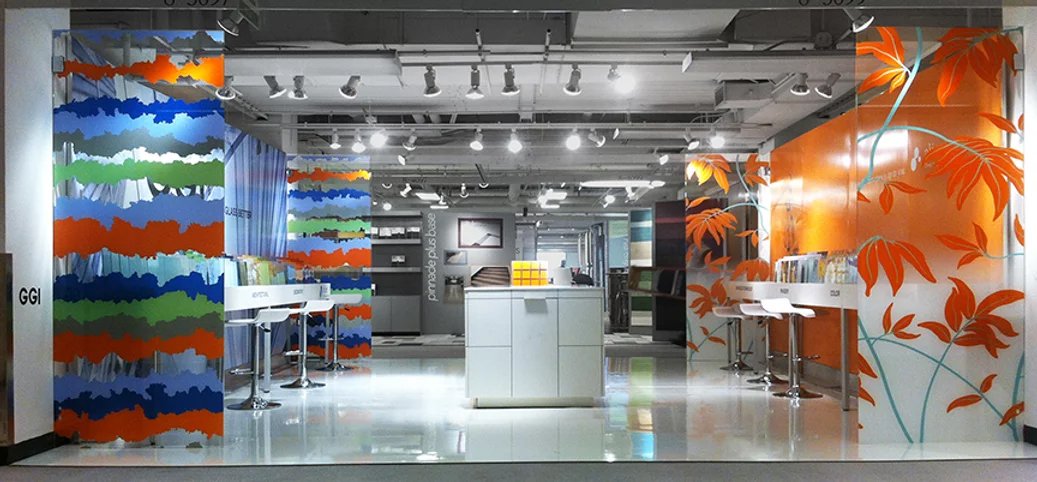 GGI trade show booth &mdash; printed glass partitions and sample display bars
